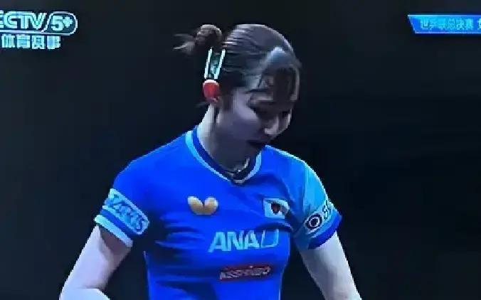 比赛结束了。可能很多球迷还没反应过来。蒯曼赢得太快了。看台上的观众刚坐下，