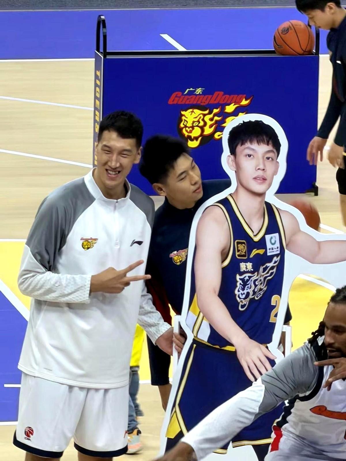 崔永熙这眼神，徐杰看了都得愣住！崔永熙最近在社交媒体上整了个活儿，晒出跟徐杰