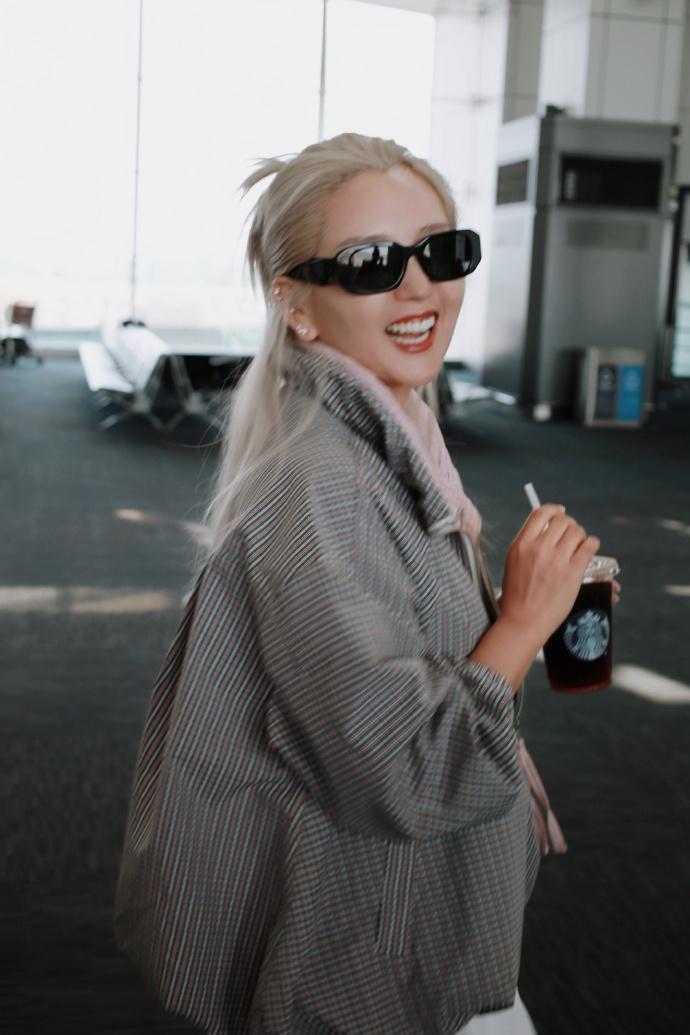 今天何洁现身广州机场，她这次搭配的很有潮流时尚感，看上去像个非主流少女，气质超好