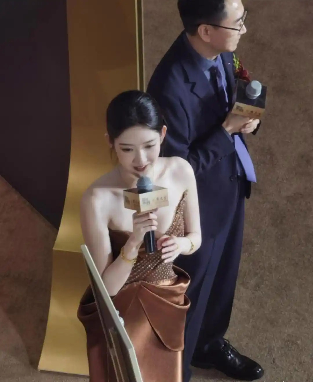 所以说女明星有捂胸的必要