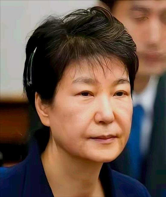 韩国政坛“旋转门”又转了！74岁朴槿惠连栖身之所都要失去了？尹锡悦一