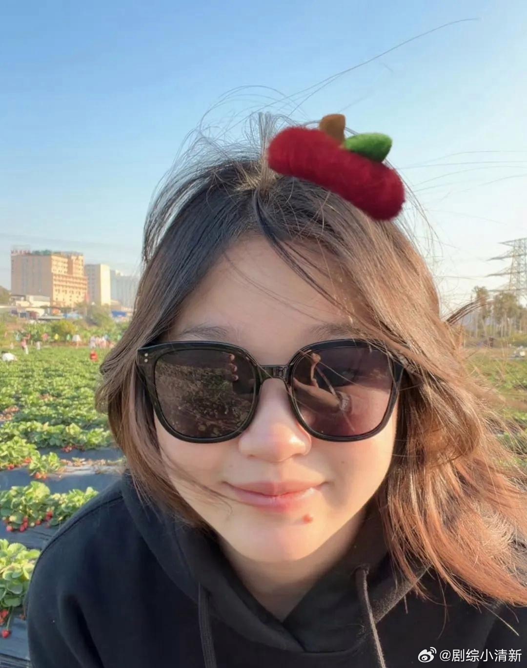 全红婵，这趟回湛江老家，真的彻底变美了，长发版的全红婵大家也是第一次见，18岁的