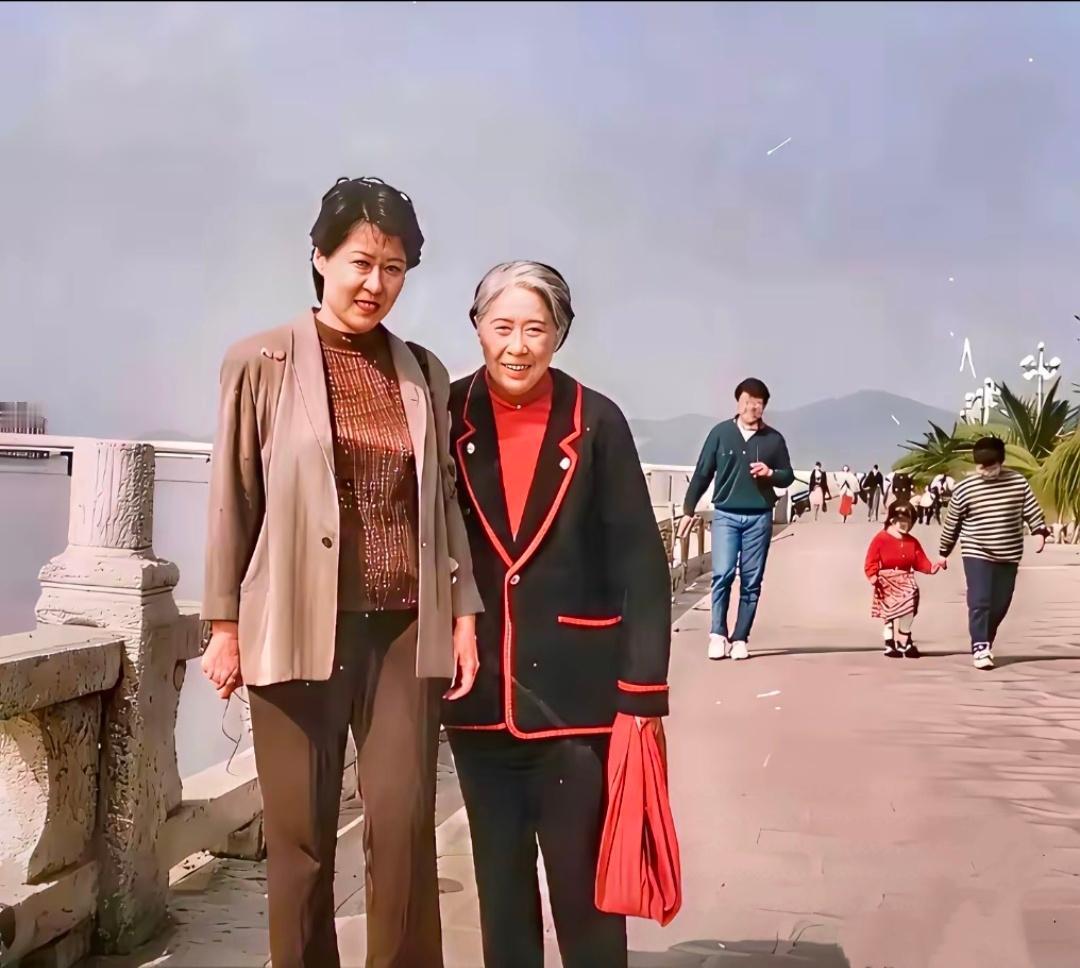 王光美与女儿刘亭亭的合影，画面中人来人往，很有烟火气息。1990年，王光美