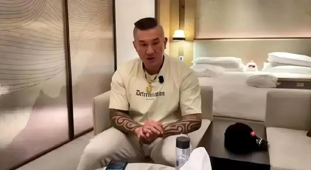馆长暗指黄智贤揪着过去始终不放，在直播间再次向大陆同胞公开道歉:由于我过去无知