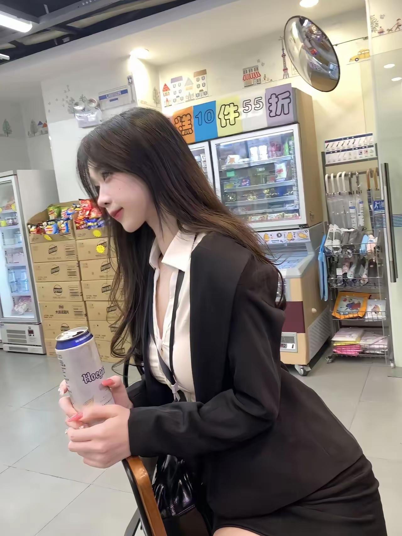 小姐姐在便利店喝着饮料。上联：小桥流水江南梦，请你对下联花海妹子人像照怎样拍才