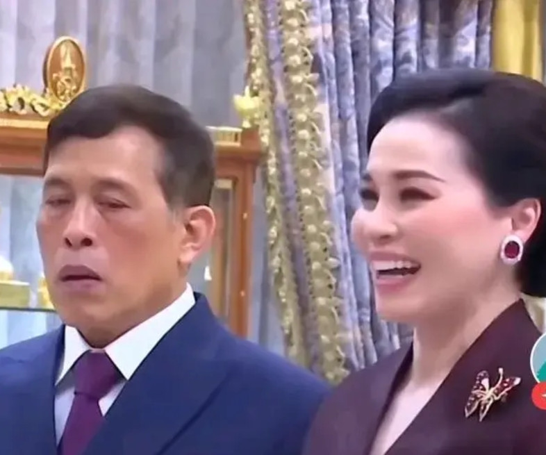 玛哈的目光就像刀子啊！从王后苏提达的脚看起，慢慢抬起目光，最后把目光落在苏提达