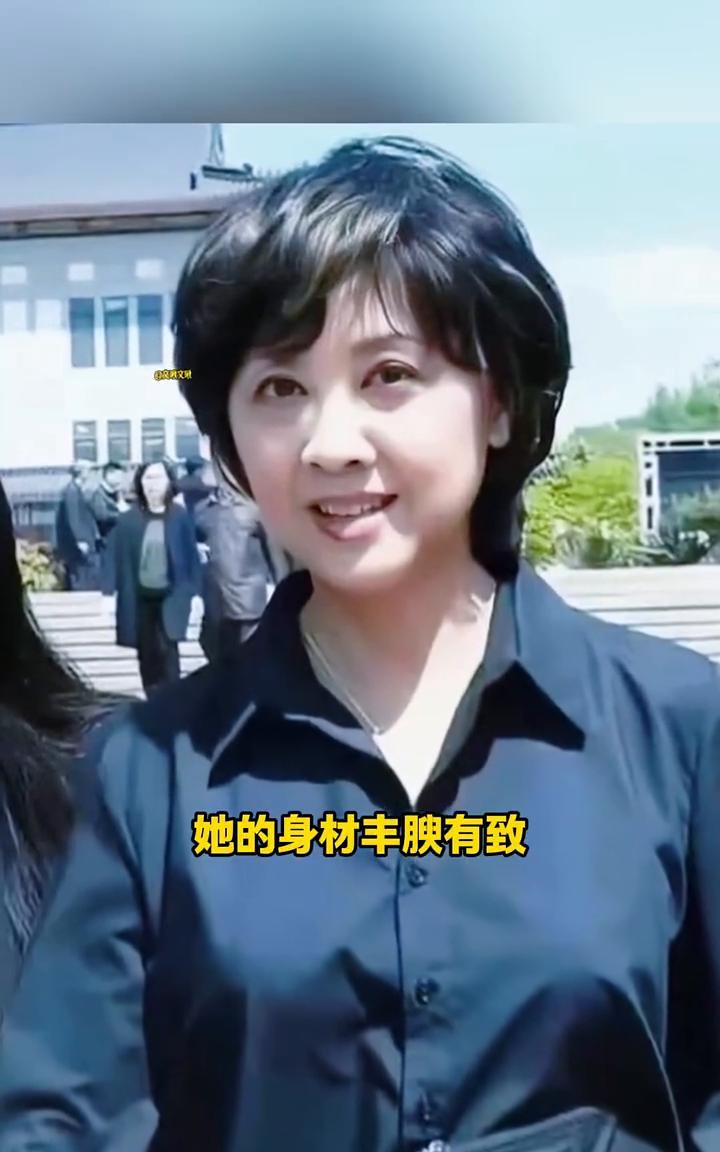 朱琳已经72岁了，却依然保持着令人惊叹的美丽。她的身材丰腴有致，仿佛岁月没有在她