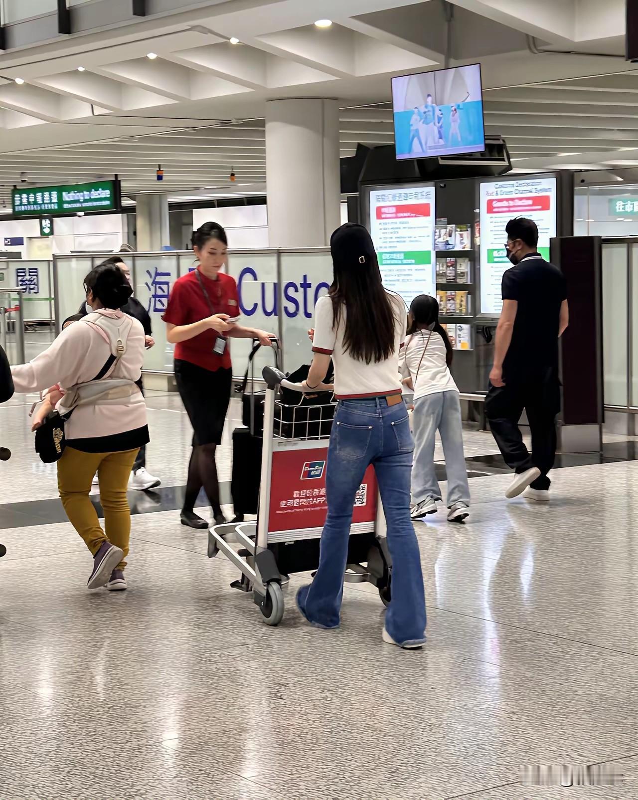 郭富城的家庭地位太高了出钱带着一大家子旅游回来的郭富城，机场照郭富城全程当“甩