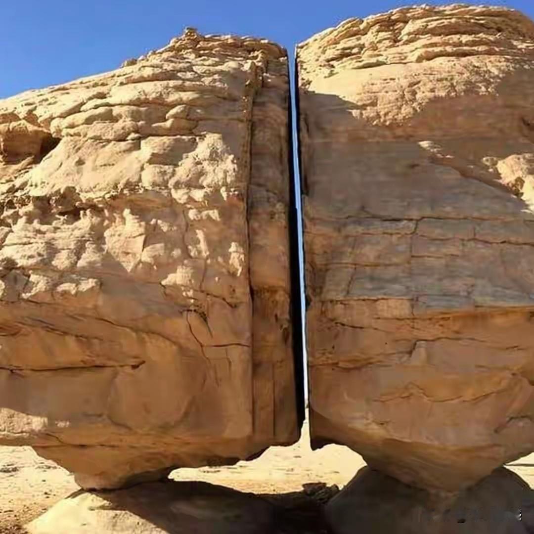 这块块石头中间的裂缝真是太奇特了，整块石头6米多高，裂缝从上到下贯穿到底，上下宽