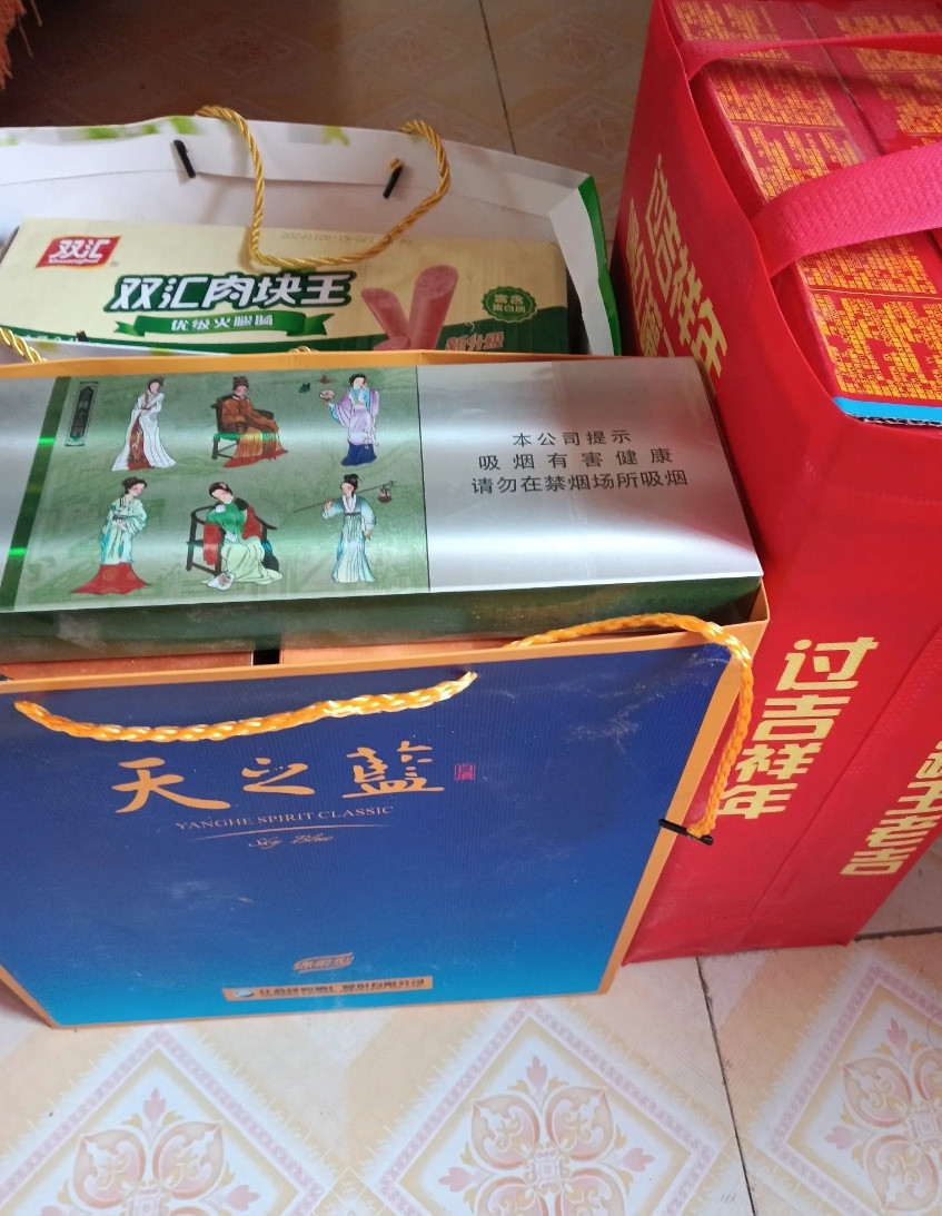 我女儿谈了个男朋友，昨晚第一次来家里玩，来的时候带两样水果，一箱天之蓝白酒，一条