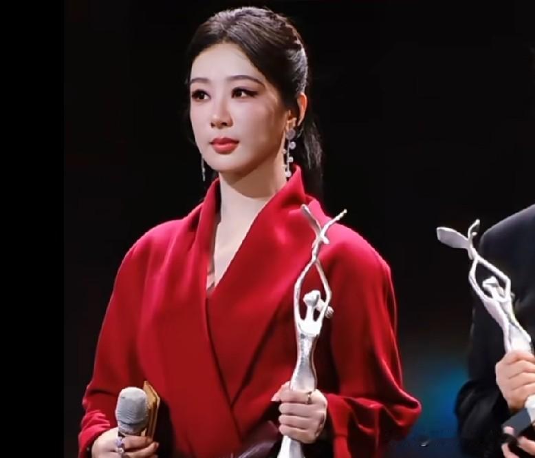 金鹰节红毯杨紫一身红装亮相，造型跟往常差别太大，不少网友直呼差点认不出来。你们来