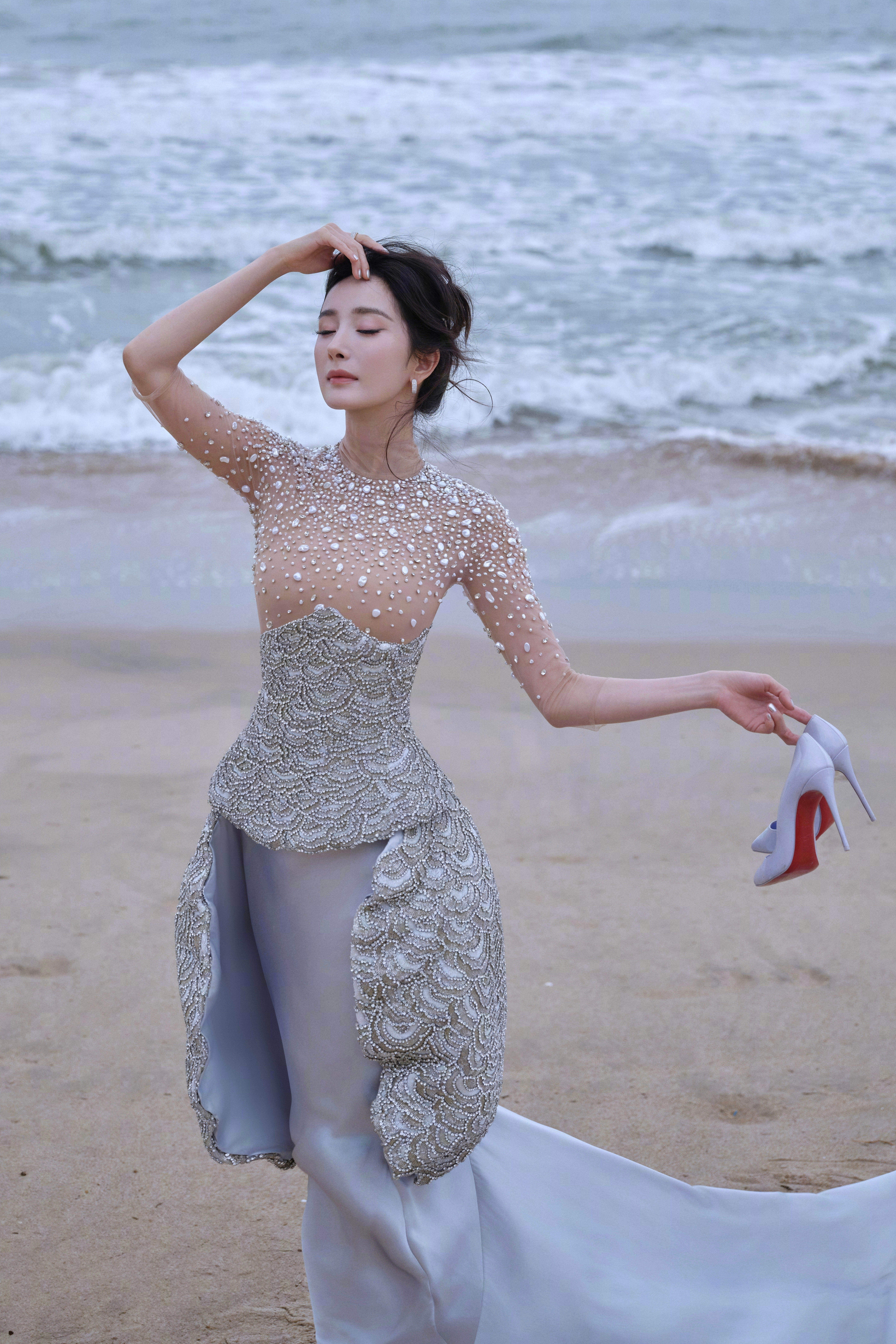 #杨幂回头看了我一眼#杨幂沙滩裸足手提高跟👠要素齐全太诱人了[爱心]​