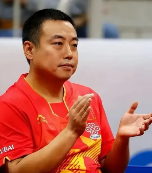 历届国乒教练员历史地位分档：一档：傅其芳、蔡振华二档：梁焯辉、容国团、李