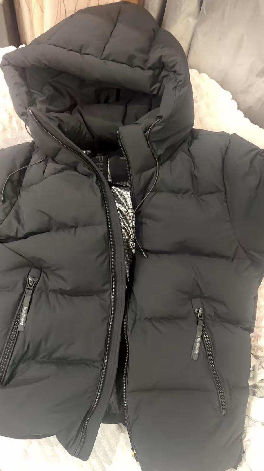 我上周刚买了件羽绒服，网上看着不错。结果穿上身特别容易脏，油溅上就洗不干净，一洗