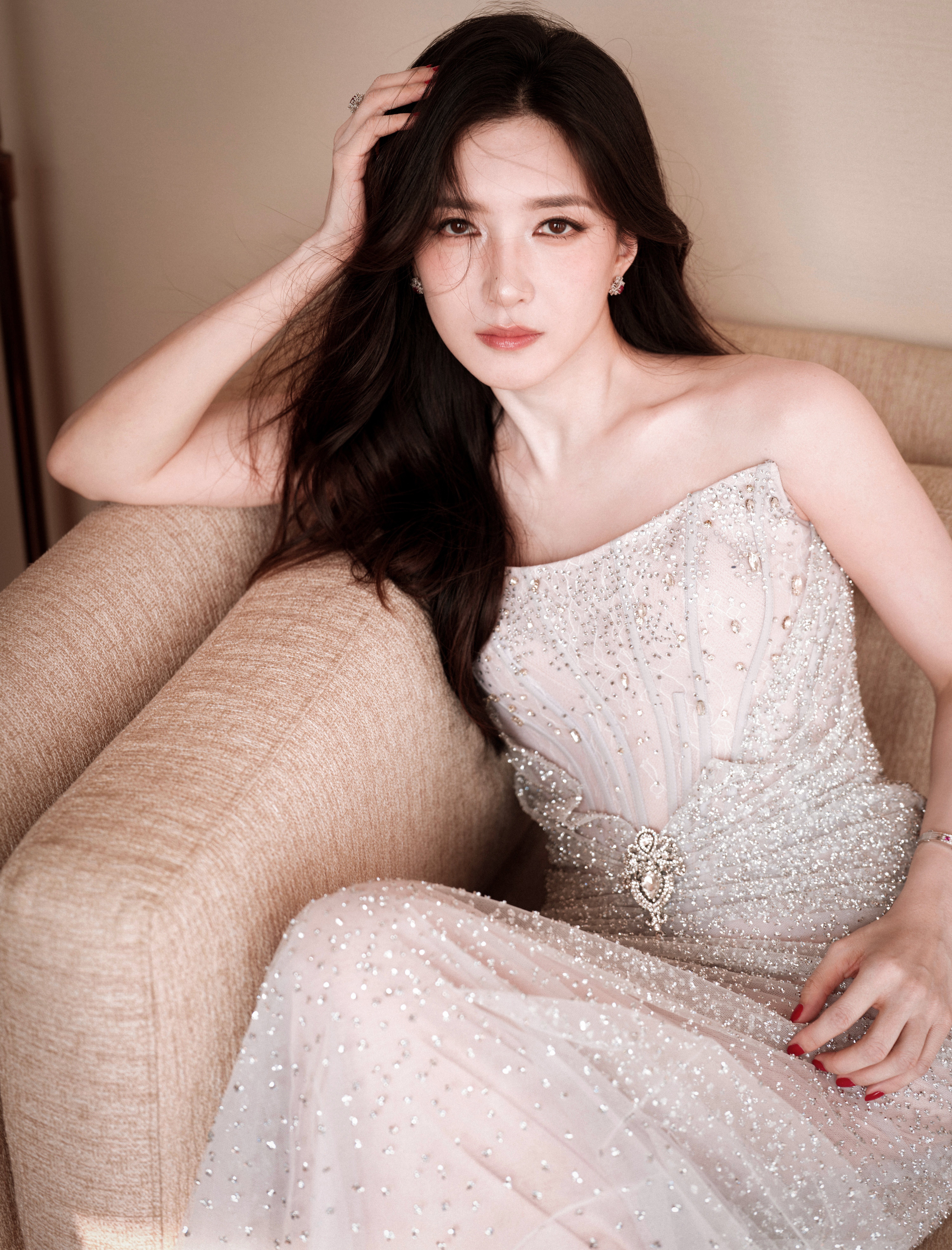 江疏影闪耀珠钻的抹胸裙，勾勒曼妙曲线，长发微扬间，于光影里诠释优雅。每一次驻足