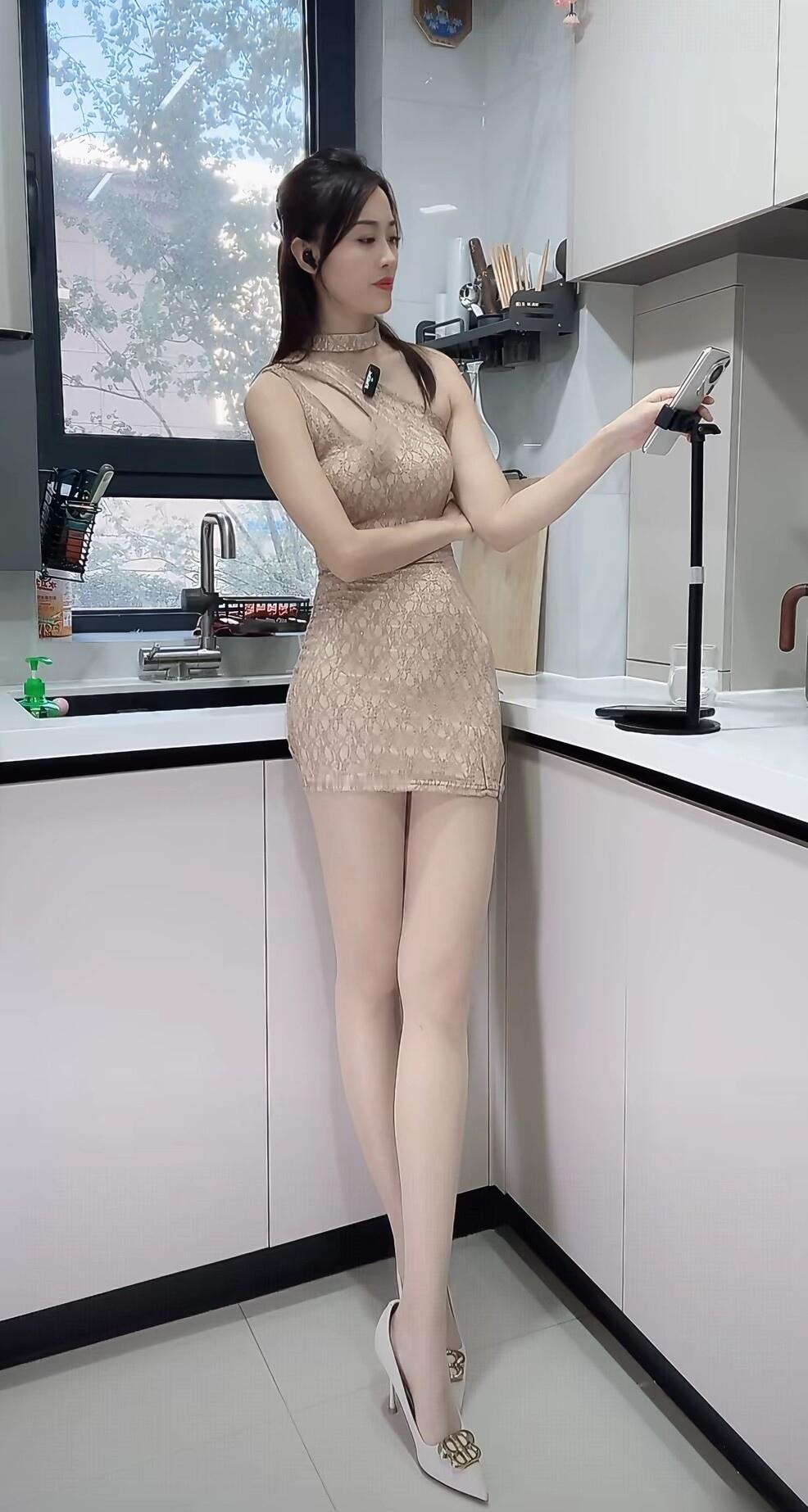 优雅厨房自拍，时尚连衣裙与高跟鞋的完美搭配