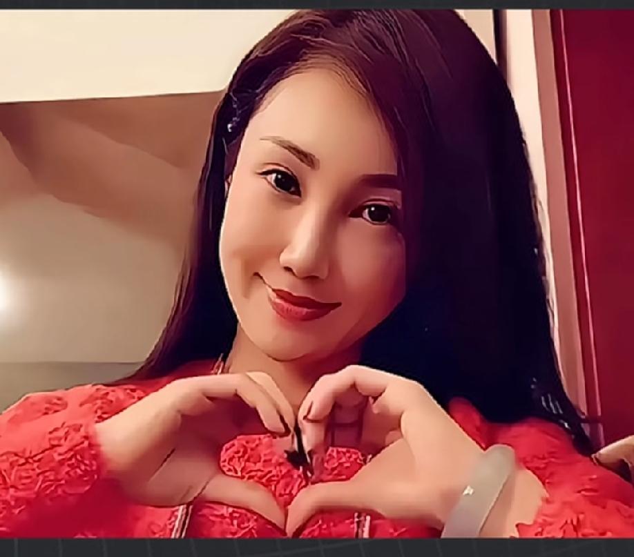 歌手韩磊费了九牛二虎之力，把其其格追到手。其其格也是学表演的，还是主持人。眼睛灵