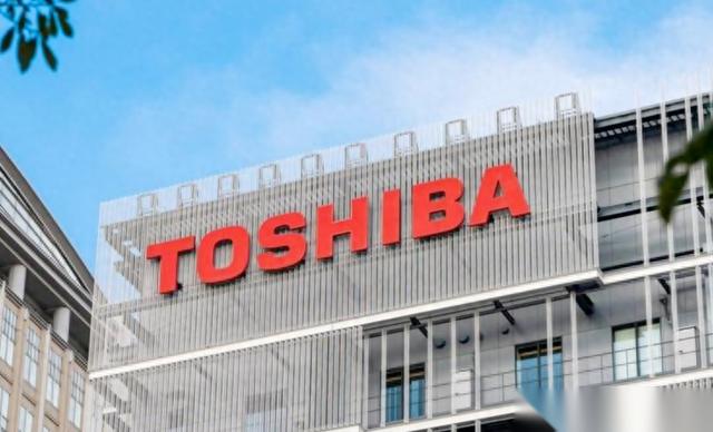 以前总觉得日本车和芯片牛气冲天。可中国这头出口管制刚一收紧，日本上万家企业就集体