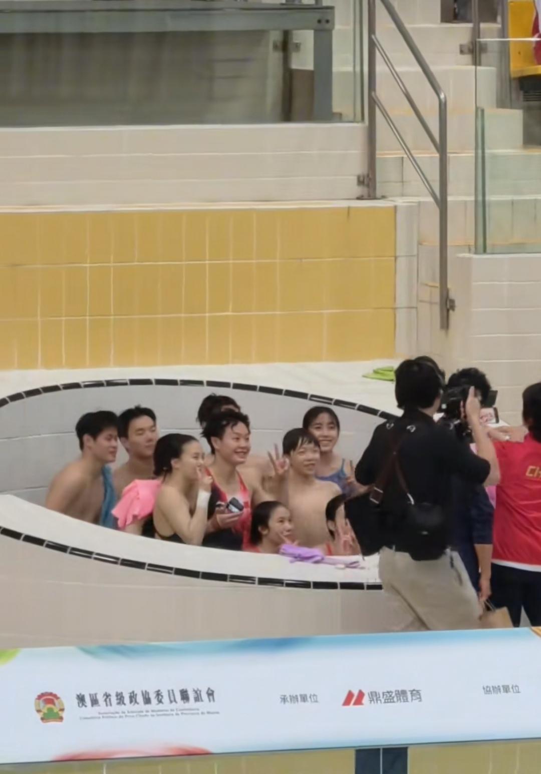 12月12日，中国跳水队运动员梦之队来到澳门汇演现场很有趣，一群运动员们集中在一