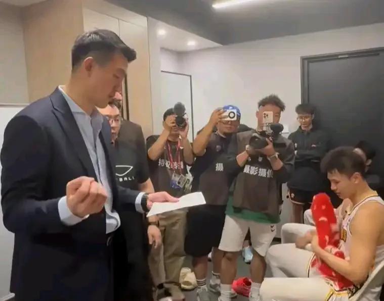 王博此时是最清醒的！今晚CBA总决赛第四场比赛浙江方兴渡在客场