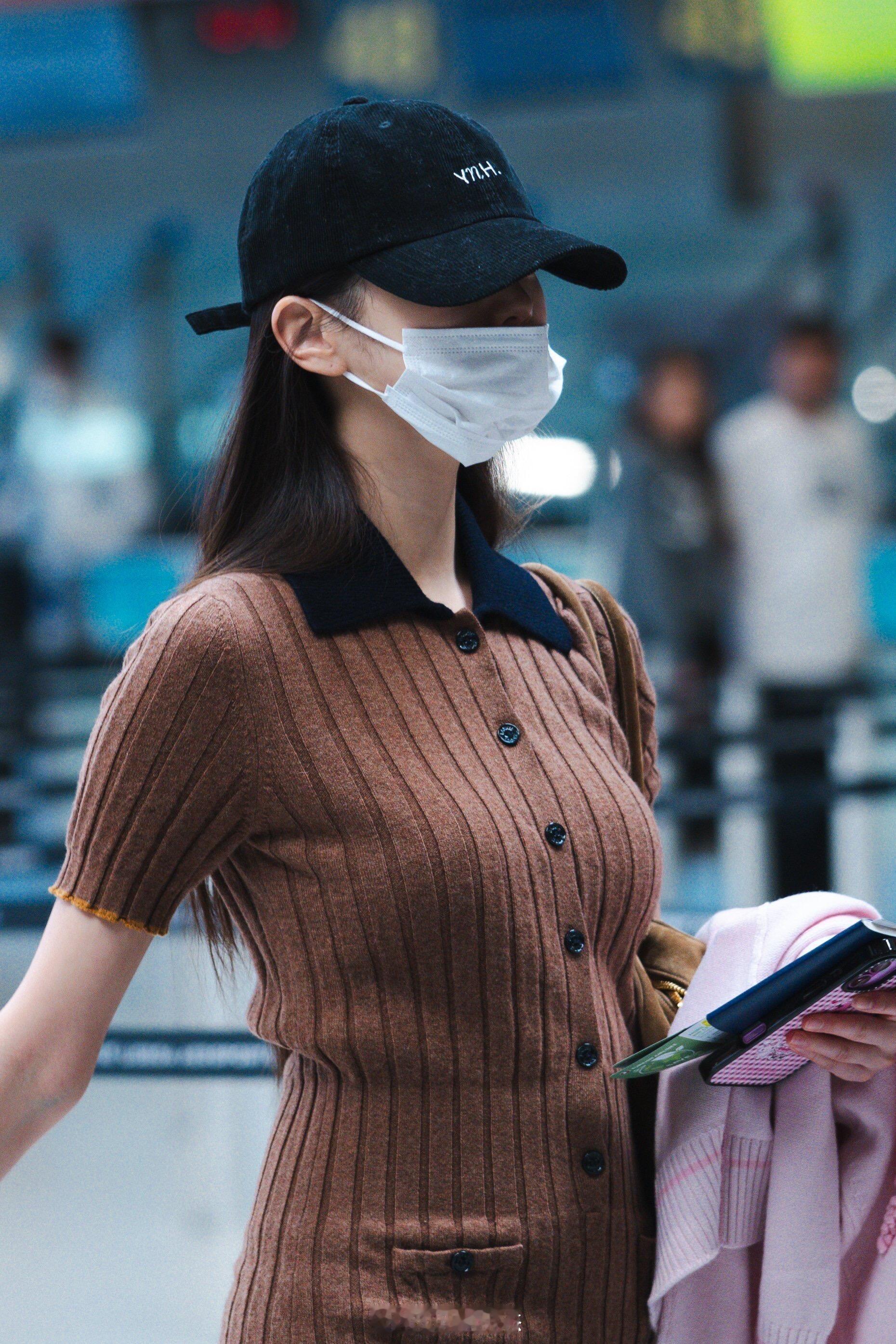 张元英机场穿搭，身材好辣妥妥的衣服架子……​​​
