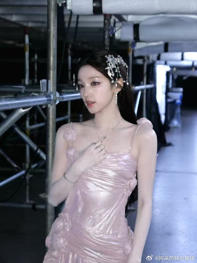 宋雨琦银河在你裙摆中被宋雨琦这套造型狠狠惊艳到，粉调礼裙加上鎏金花朵细节，裙摆