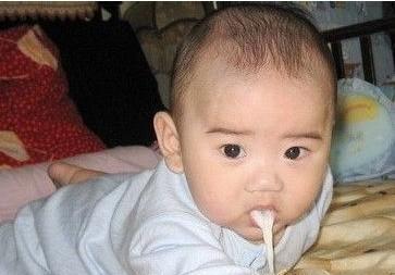 宝宝吐奶, 妈妈别慌! 用这几种方法减少“新生儿”吐奶次数