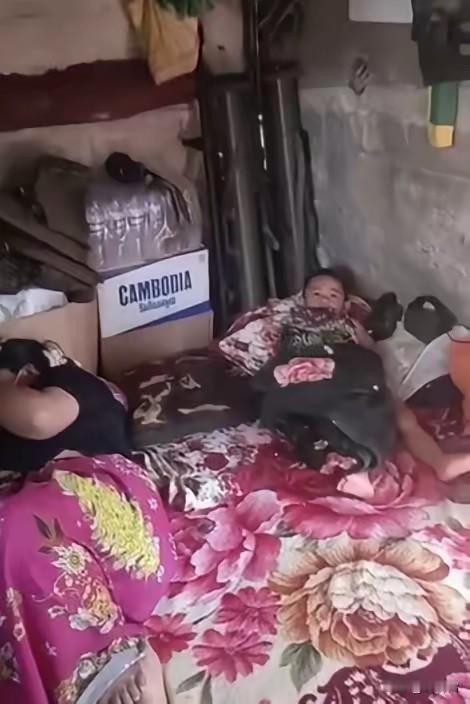 柬埔寨士兵打个仗都要拖家带口，一个营几百号人至少一半是家属，丈夫打仗，妻子烧柴煮