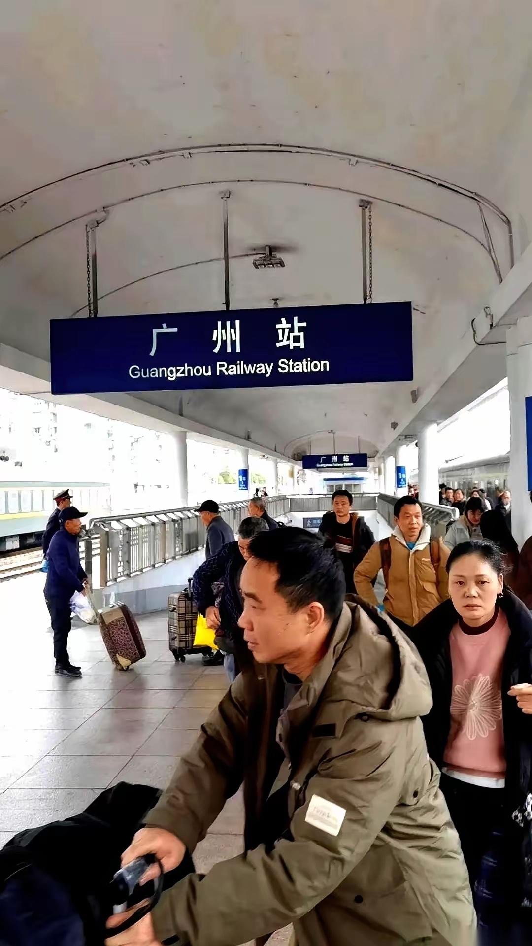 才把绿皮车“清零”没几天，广州站就自己打了自己一巴掌。前脚刚高调送走普速列车，拥