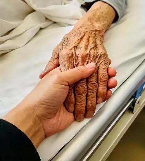 73岁的大姑，寿衣穿了两天，硬撑着不闭眼。医生都说让准备后事了。衣服都换好了