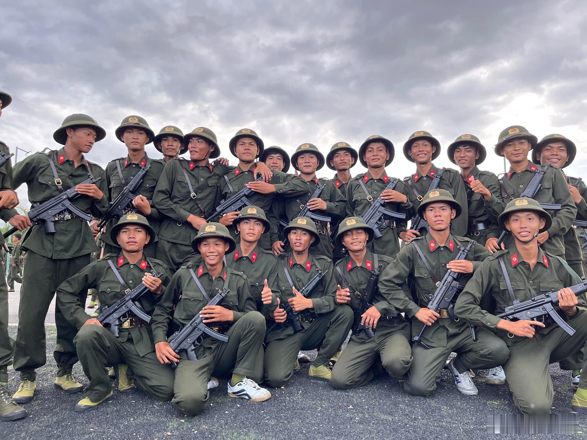 越南警察学院的毕业届学员合影,手持土耳其制造的MP-5A3。越南这款绿壳帽每次看
