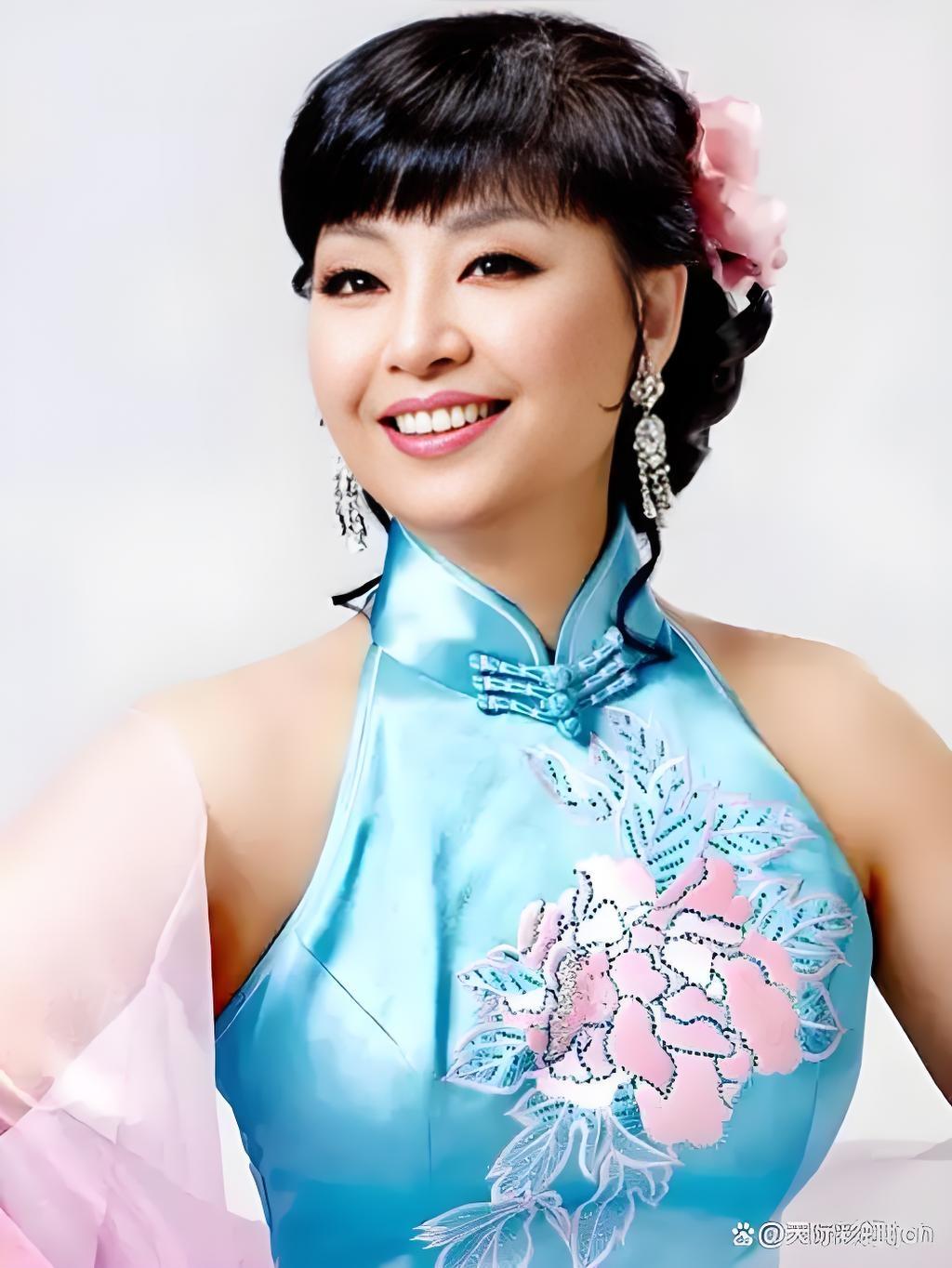 殷秀梅在婚礼上就已经下定决心和这个男人分手，她觉着两个人不在一个层次。殷秀梅