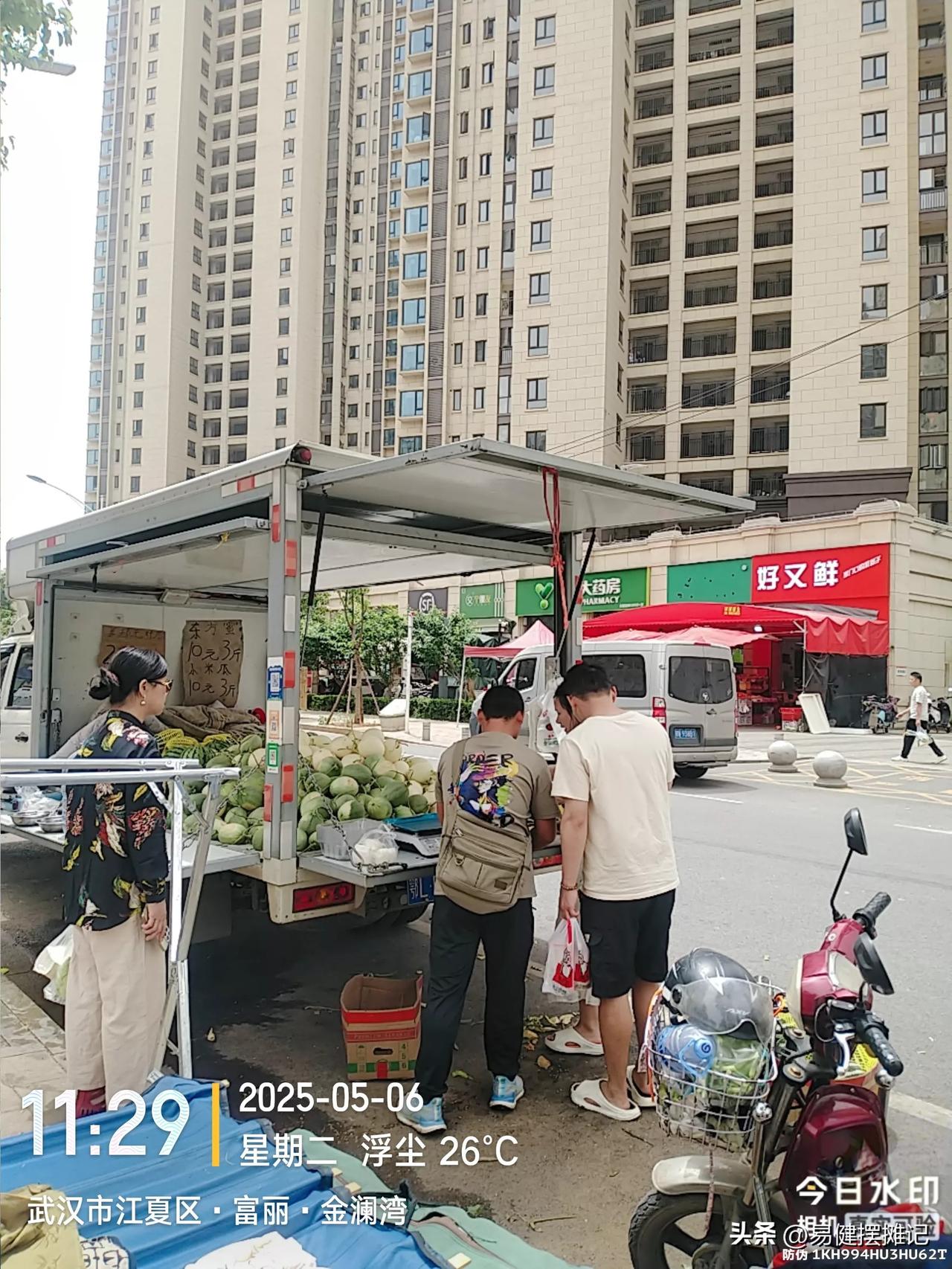 还是摆摊神车靠谱，卖瓜小伙生意大火，中午吃饭自己开火有没有觉得今年的瓜有点小贵