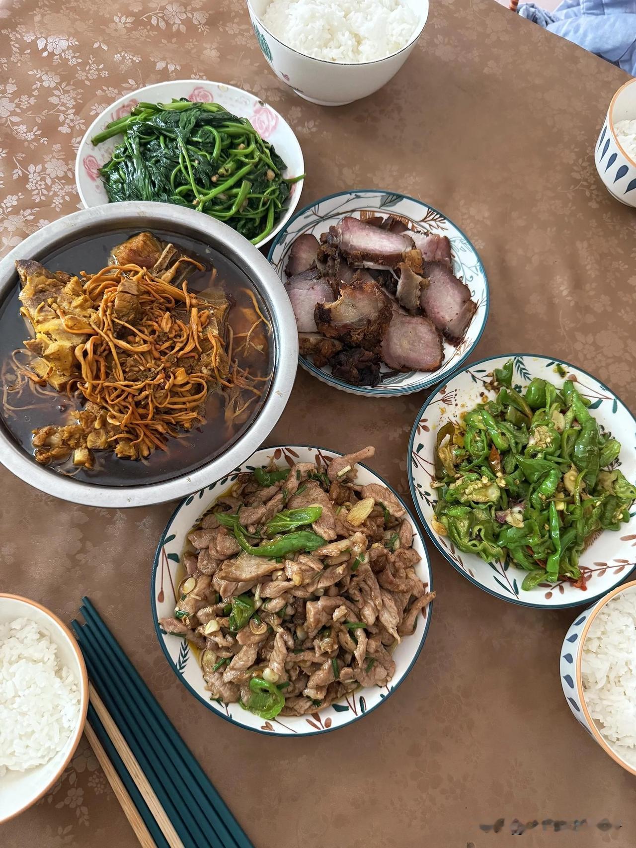 山珍海味再贵，也比不过妈妈做的家常菜。我妈做的娃娃菜炖粉条，娃娃菜吸满了汤汁，粉