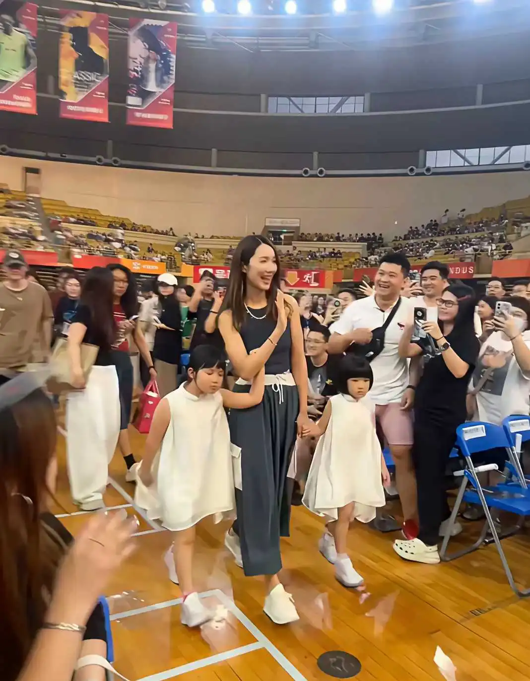 王祖蓝开演唱会，李亚男和两个女儿一起捧场