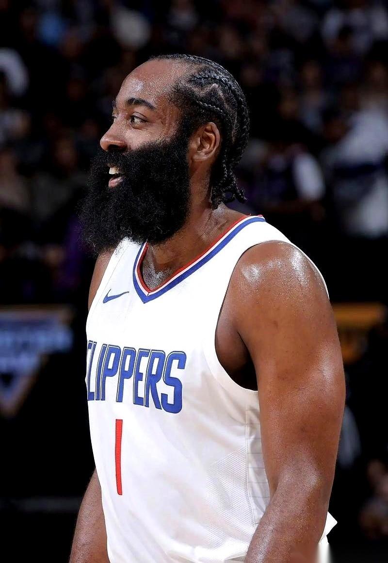 有些数字，你不用分析，摆在那儿，就是一座山。哈登，2818分。今年得分王东契