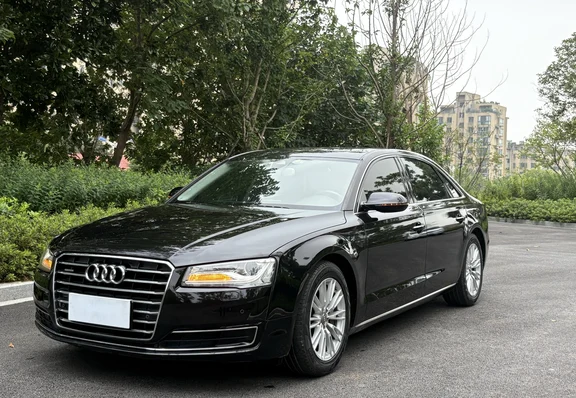 2014款奥迪A8L45舒适，实表140000km，全车原版仅补漆一手车全程4S店保养发动机变速箱工