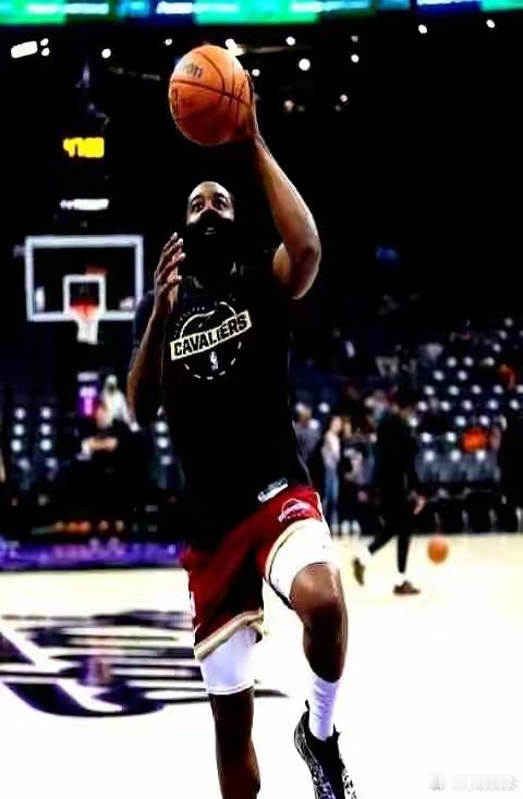 “我们都被哈登的集锦骗了。”骑士队内训练，年轻前锋泰森跟哈登对位完，直接跟记者说