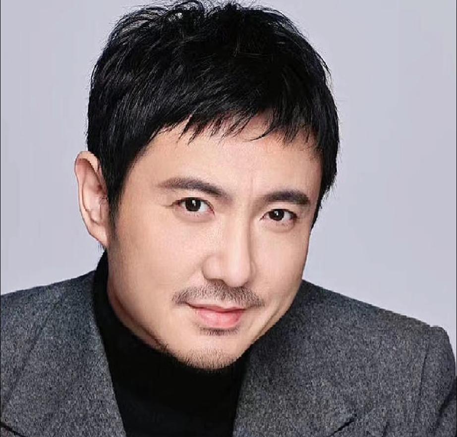 春晚还得看沈腾。他甚至都不用演，就往那一站，眉毛一挑，全国的笑点就被他一个人承