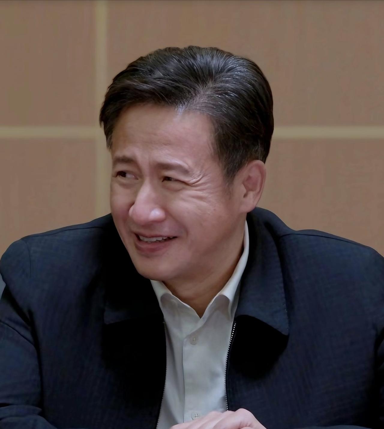 演员张国强说：片酬谈崩那晚于震摔门走了，导演康洪雷盯着空荡荡的排练厅，抄起手机就