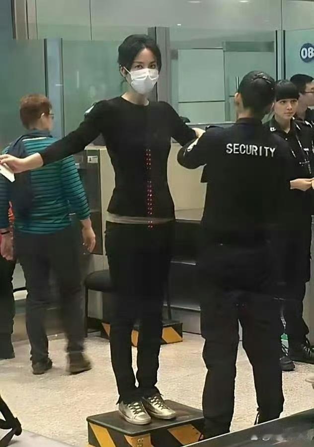 55岁王菲登机安检照流出，身材线条太能打，状态惊艳依旧，果然岁月从不败美人，强大