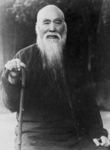 1949年，于右任离开大陆，他白须飘飘，拄着拐杖，看得出来他的心情是沮丧的，步伐