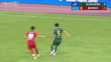 李镇全走在米特里策身前还面带微笑，表达着善意，可米特里策却从后面紧紧再次长时间的