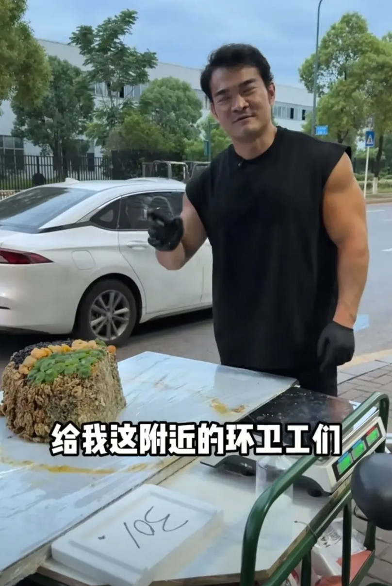 那个包鱼塘的网红大V李维刚，做了一期切糕的视频，在视频上说，买的食材成本1500