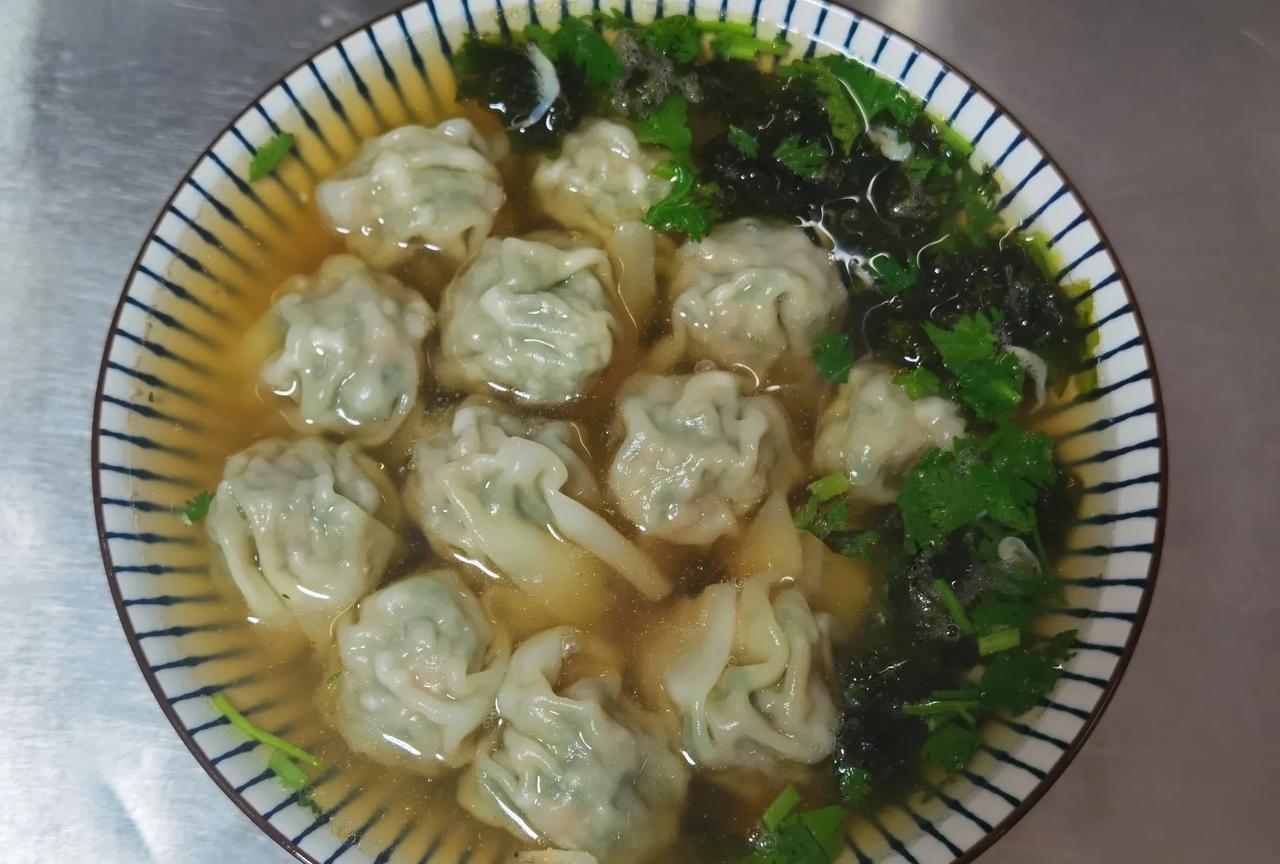 刚刚正在睡觉，店里进来一个老顾客，问我孕妇能不能吃，都已经吃了很多次了，才想起来