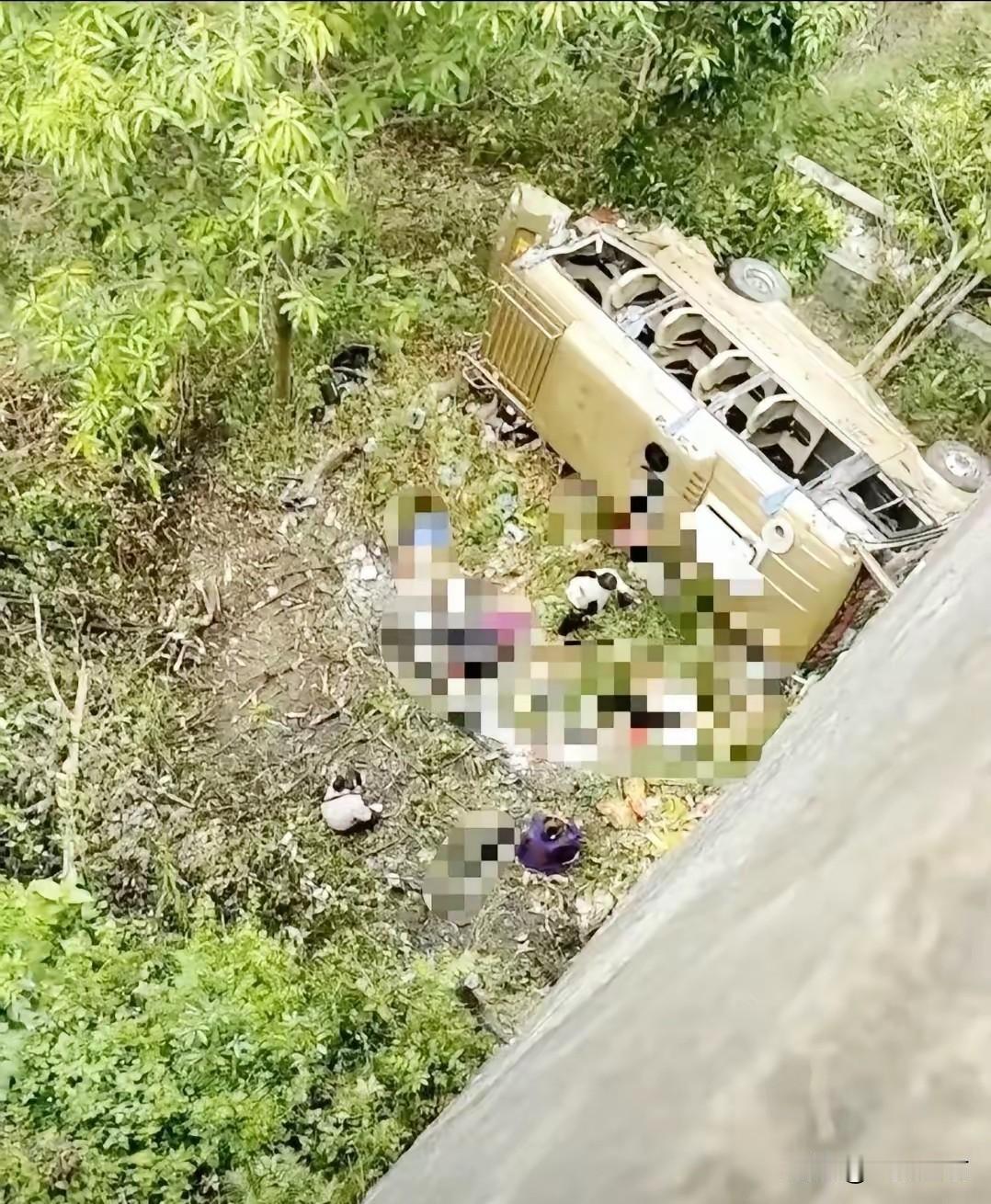 生死时速的山区路4月30日上午，云南元阳。一辆19座中巴从马街乡开往县城