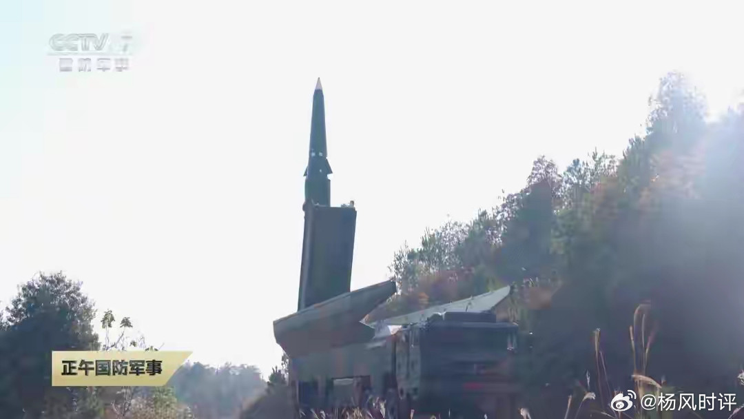 央视官宣！东风-17再升级，双锥体登场近日央视军事频道的一则报道，罕见地公开了东