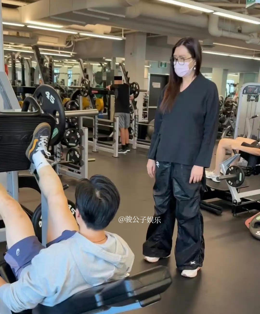 58岁的王祖贤近日现身健身馆锻炼。她戴着口罩，身穿宽松朴素的衣服，身形略显臃肿，
