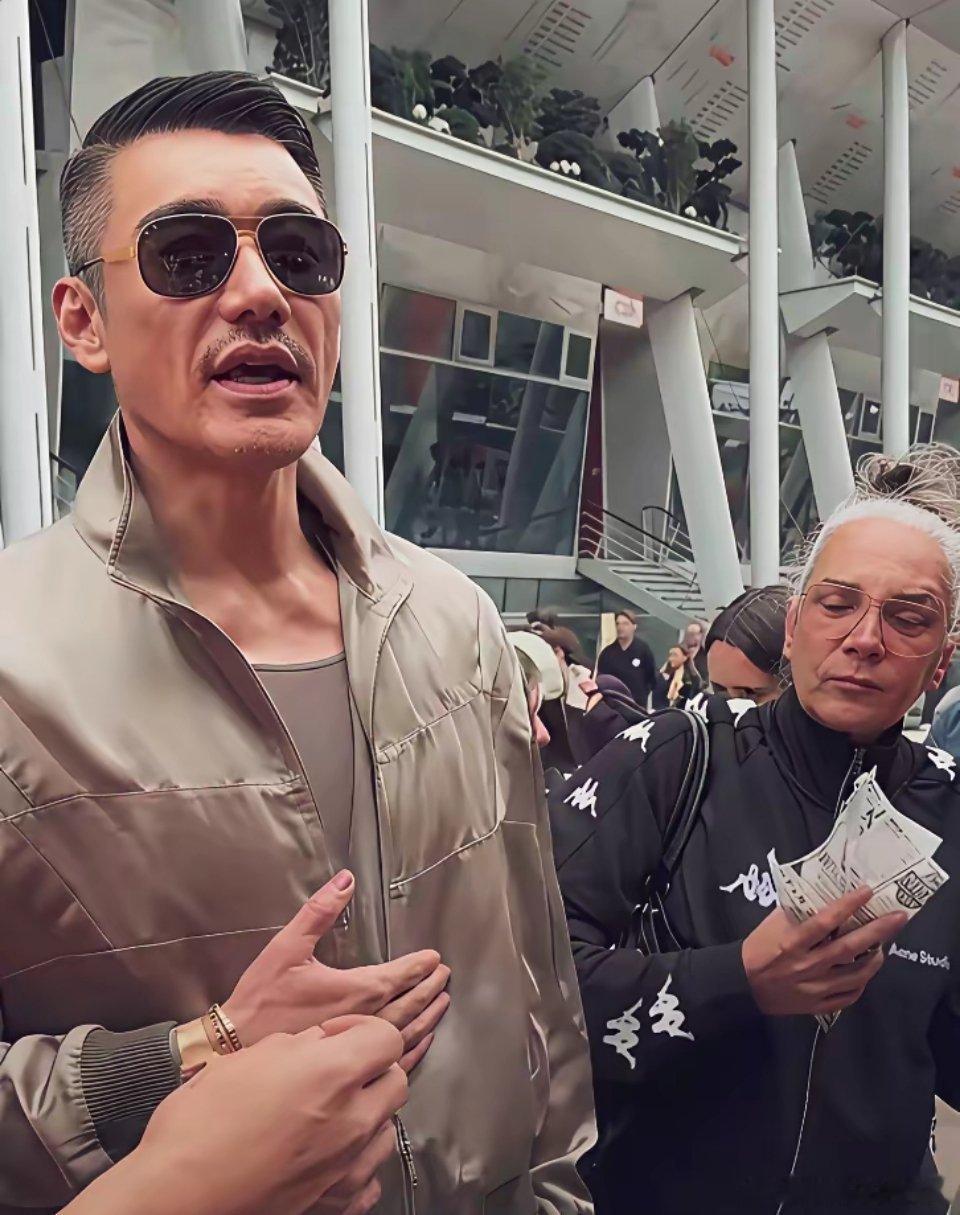 别再吹什么“不老男神”了，听着都累。55岁的胡兵，精修图也挡不住脸上的沟壑，这才