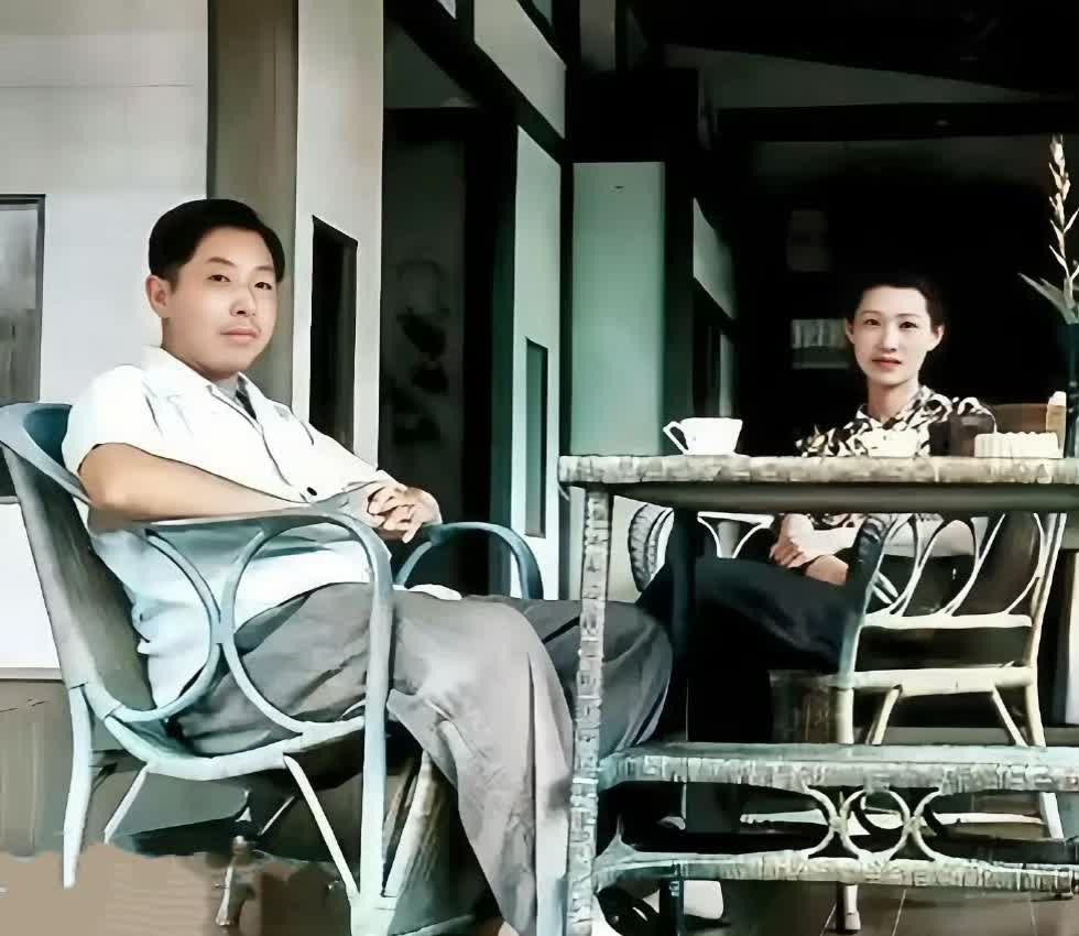 少帅张学良，风流倜傥，多少人羡慕他的传奇人生。可照片里的他，眼神平静，跟秘书
